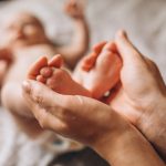 עיסוי בטן לעצירות תינוקות