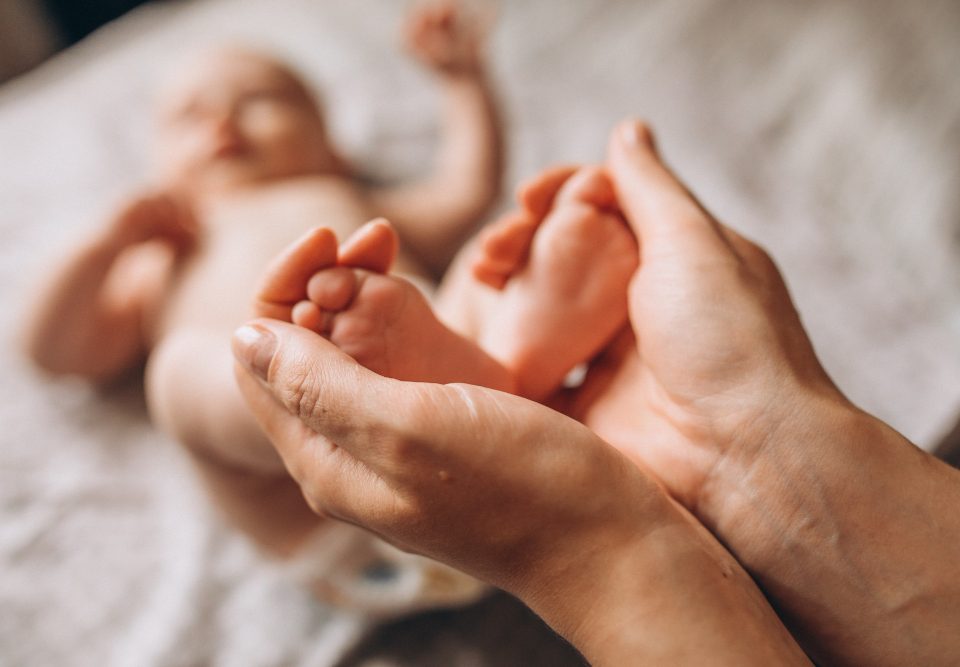 עיסוי בטן לעצירות תינוקות